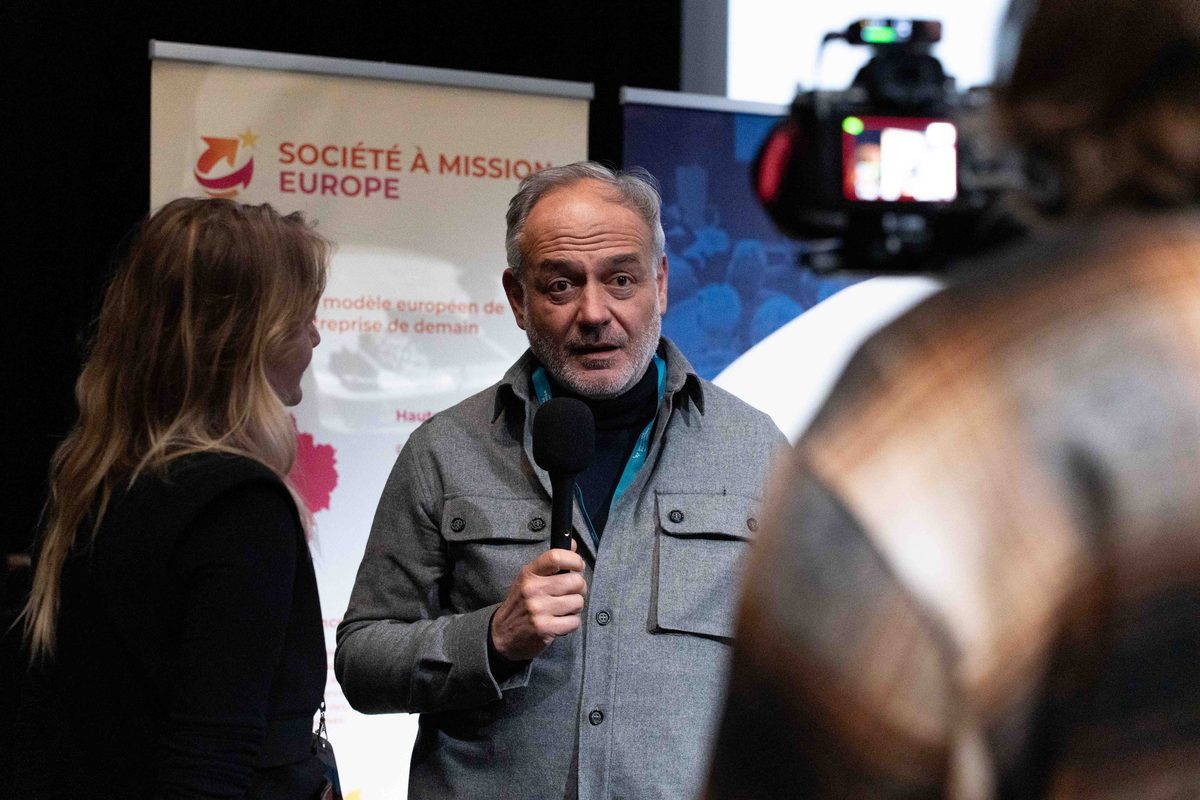 Interview devant la bannière du projet